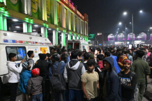 नई दिल्ली रेलवे स्टेशन पर अफरा-तफरी में 18 की जान गई: घायलों को न एंबुलेंस मिली, न समय पर मदद